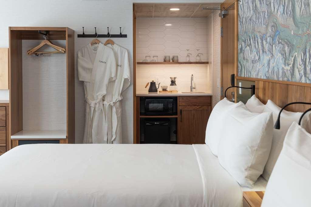 Hotel Canoe And Suites Banff Room photo