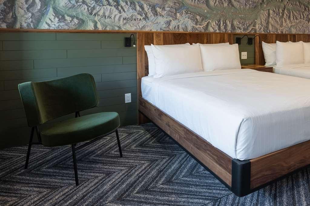 Hotel Canoe And Suites Banff Room photo